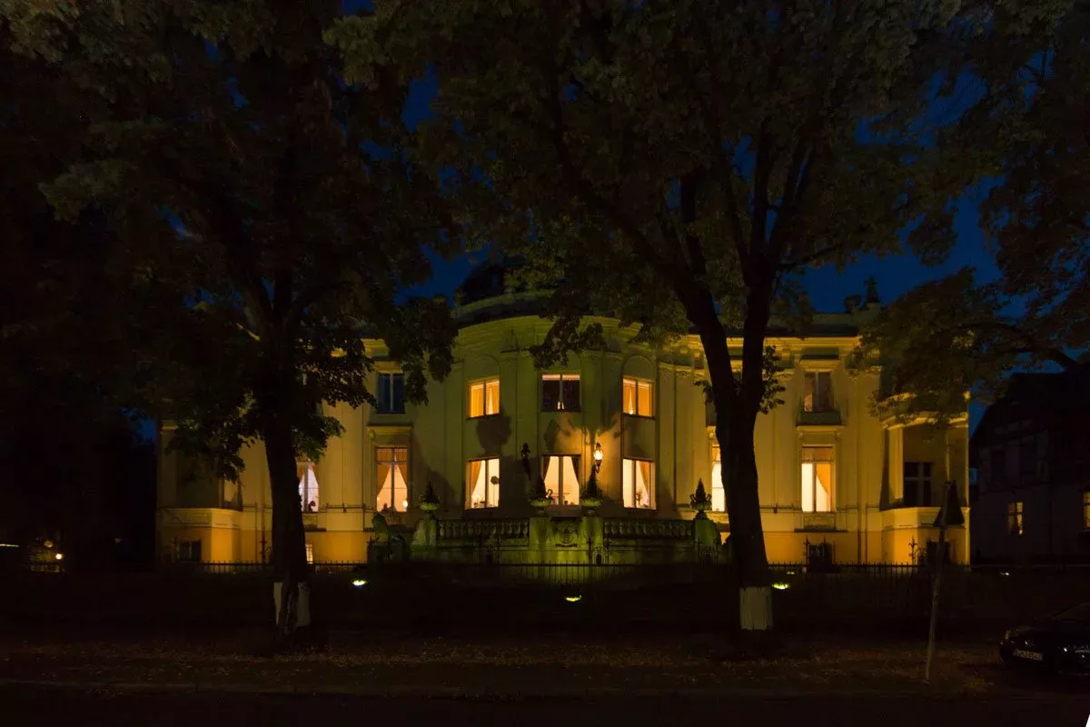 Hochzeit Löwenpalais in Berlin-Grunewald bei Nacht, beleuchtet mit warmen Lichtern