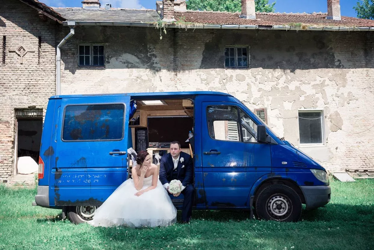 Authentische Hochzeitsfotografie von Steffi und Marcus im Schloss Kartzow in Berlin. Der rustikale Charme und die ungestellten Momente machen diese Aufnahme zu einer unvergesslichen Erinnerung, eingefangen von einem erfahrenen Hochzeitsfotografen aus Berlin.