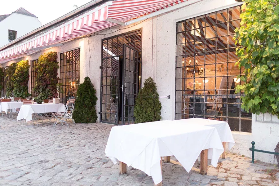 Die elegante Terrasse von Schloss Diedersdorf, eine ideale Kulisse für eine romantische Hochzeit im Freien.