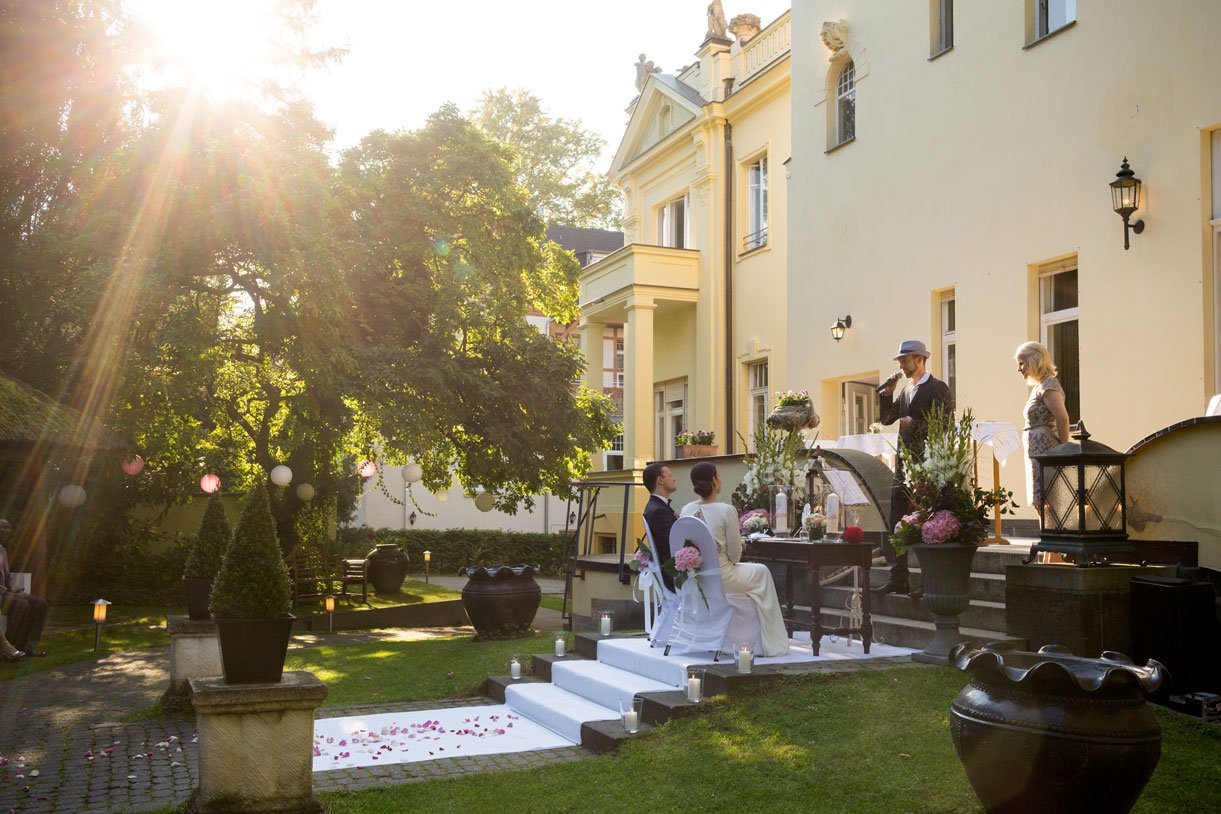  Romantische Hochzeitsfeier im Garten des Löwenpalais in Berlin-Grunewald