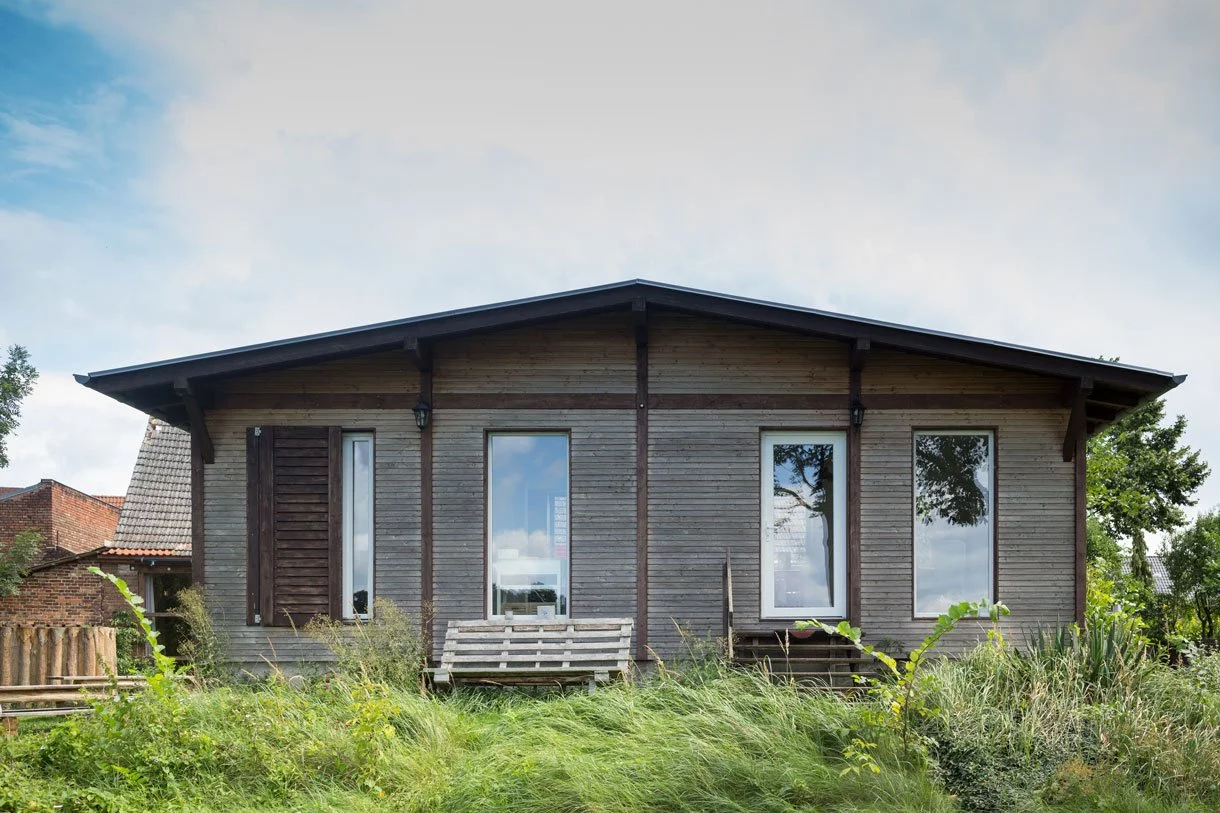 Gartenblick des Hauses am Bauernsee in Dobbrikow mit rustikaler Holzfassade,