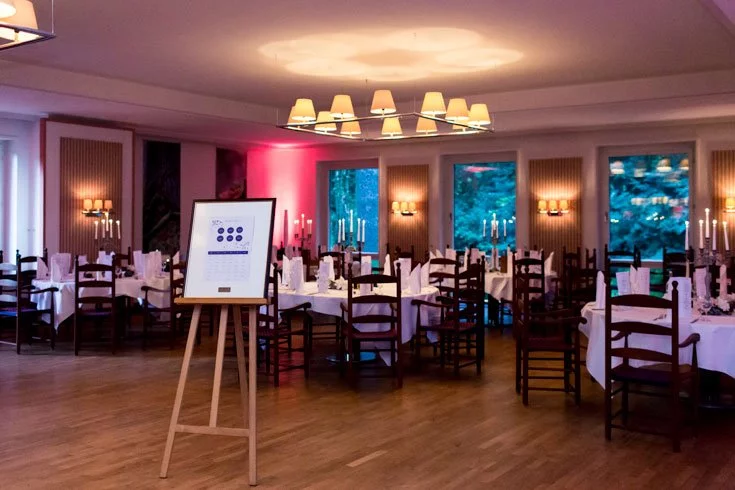 Ein festlich dekorierter Festsaal im Jagdschloss Hubertusstock, ideal für eine elegante und romantische Hochzeit.