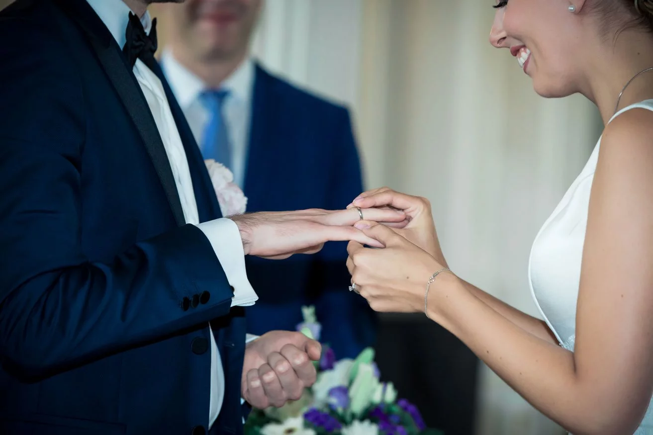 Der symbolische Moment des Ringtausches während der Hochzeitszeremonie.