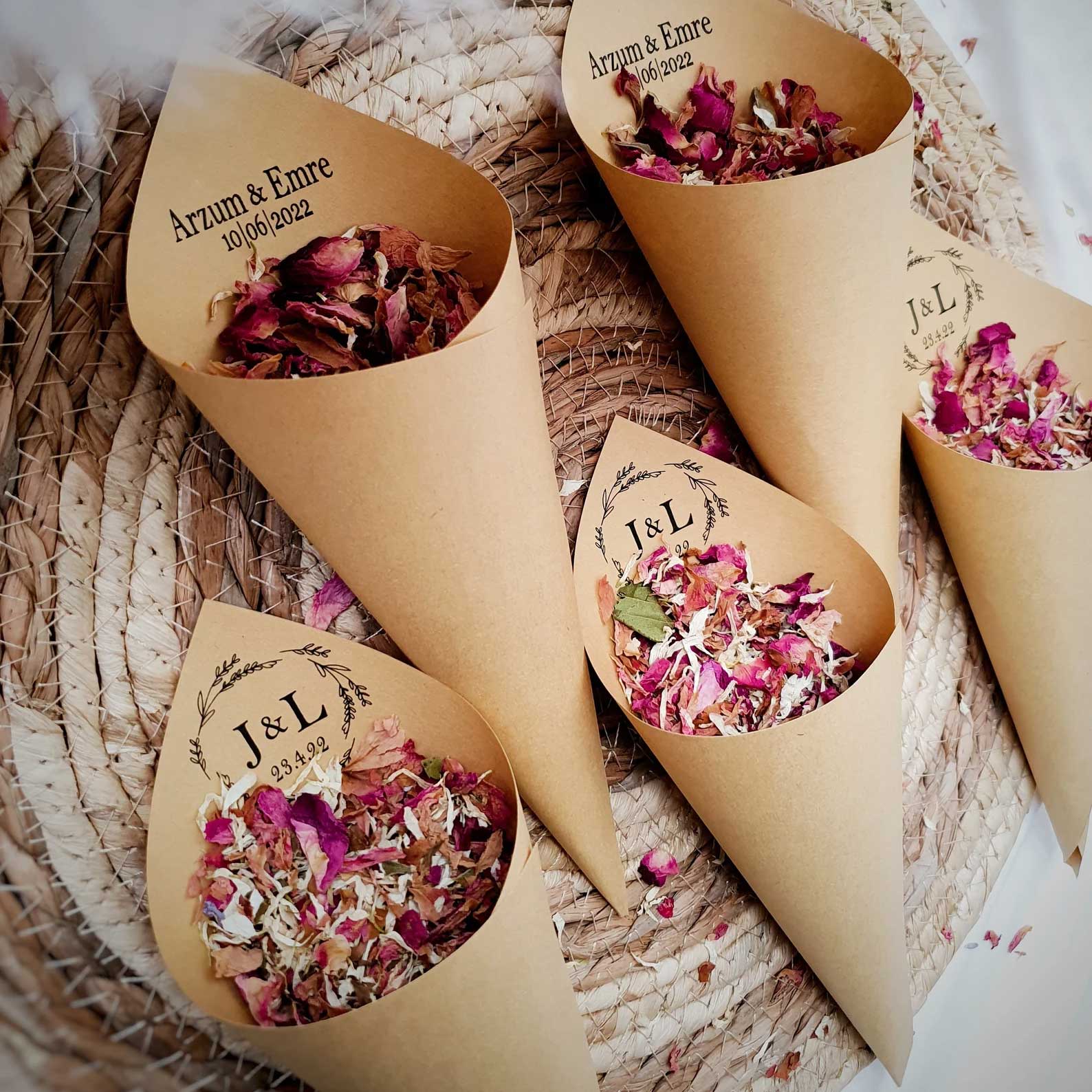 Papiertüten mit natürlichem Konfetti aus getrockneten Blütenblättern, personalisiert mit Namen und Hochzeitsdatum.