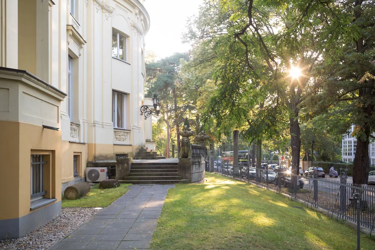 Romantische Außenansicht des Löwenpalais in Berlin-Grunewald für Hochzeiten