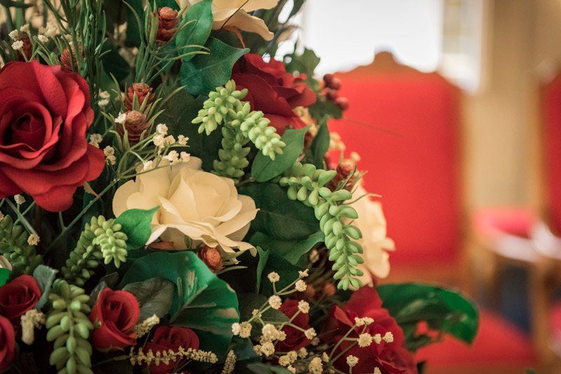  Nahaufnahme eines Blumenarrangements mit roten und weißen Rosen